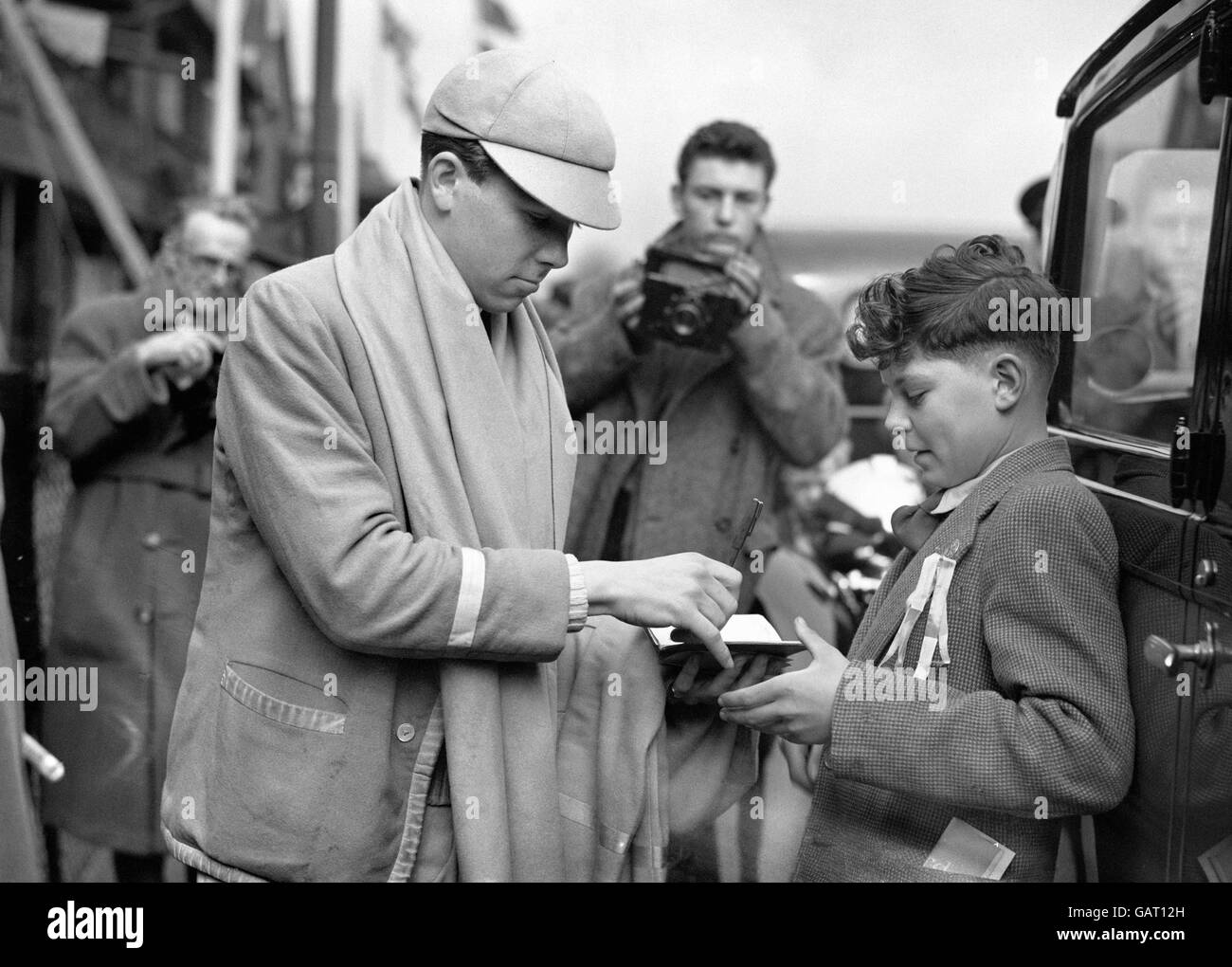 M. Antony Armstrong-Jones, dont l'engagement envers la princesse Margaret vient d'être annoncé, a été photographié lorsqu'il était Cox de l'équipe gagnante de l'université de Cambridge lors de la course de bateaux d'avril 1960. Banque D'Images