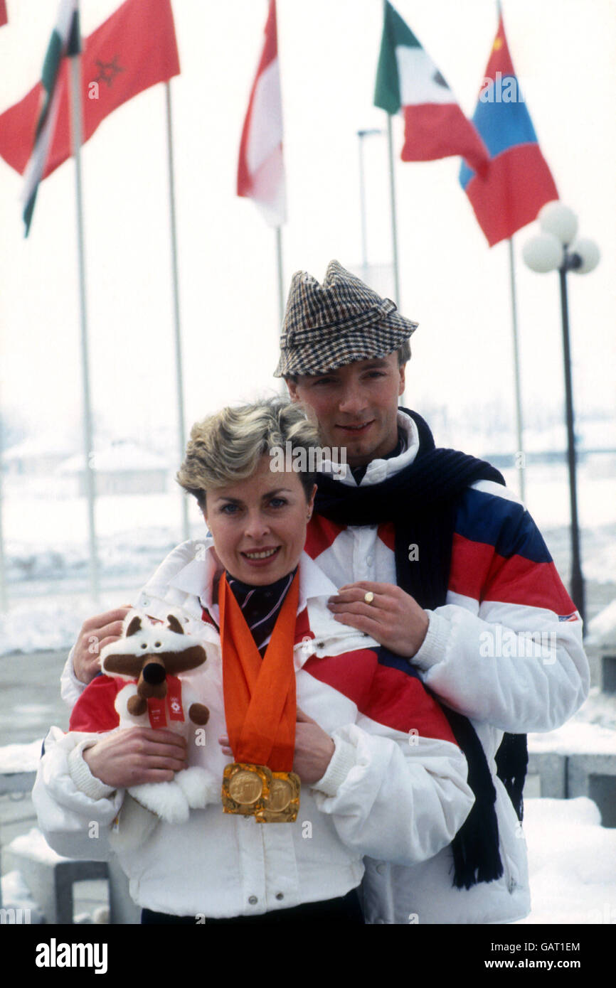 (G-D) Jayne Torvill et Christopher Dean en Grande-Bretagne montrent leurs médailles d'or avec l'aide de Vucko le Loup, la mascotte officielle des Jeux Olympiques de Sarajevo Banque D'Images