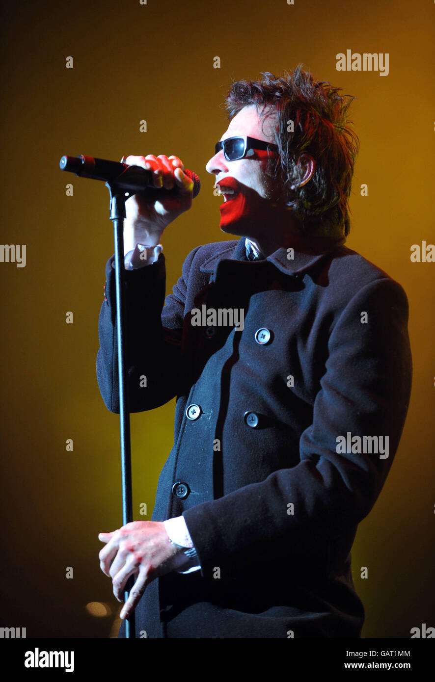 Scott Weiland le chanteur principal de Velvet Revolver se présentant en concert à la Brixton Academy de Londres. Banque D'Images