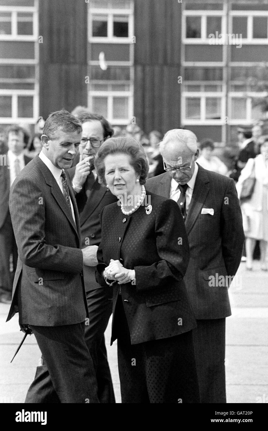 La première ministre Margaret Thatcher et son mari Denis (à droite) arrivent aujourd'hui pour rencontrer les membres des services de secours de l'infirmerie royale d'Aberdeen après avoir vu les victimes de la catastrophe de Piper Alpha à l'hôpital. Banque D'Images