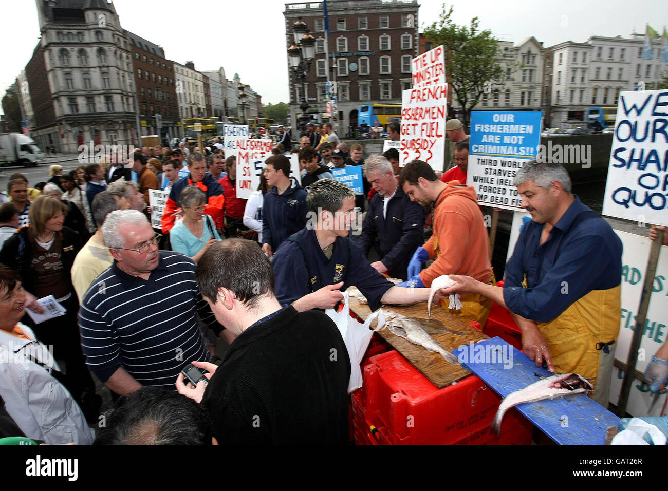 Les pêcheurs mettent gratuitement du poisson à la disposition du public sur le pont O'Connell de Dublin lors de leur manifestation contre la hausse des coûts du carburant et les restrictions sur leurs activités. Banque D'Images