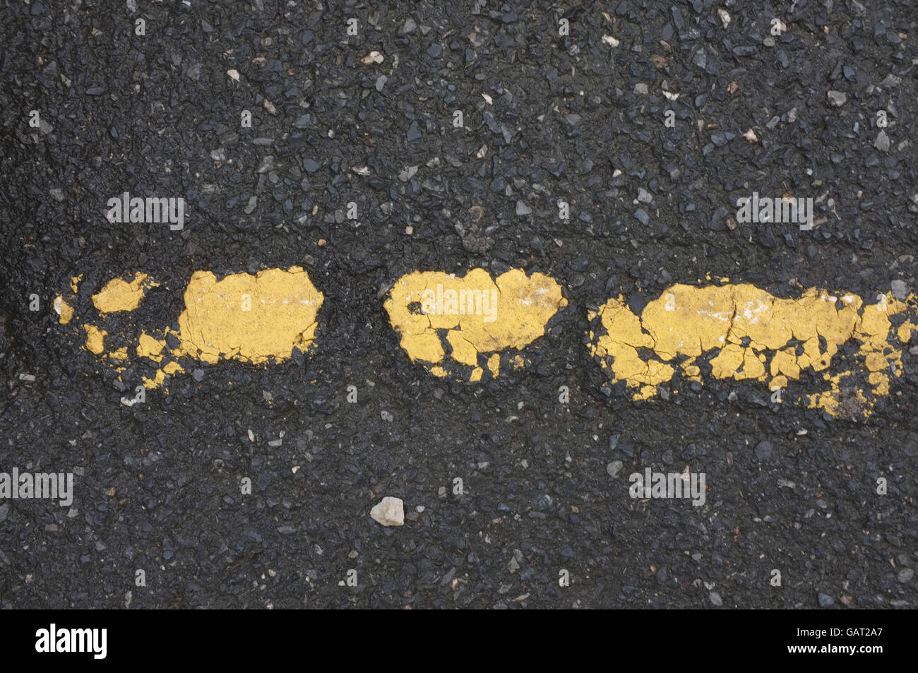 Ligne jaune pâle sur la route Banque D'Images