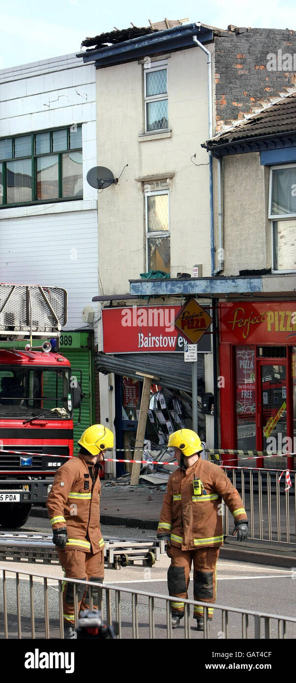 West Midlands le personnel du service d'incendie sur les lieux après le toit du bâtiment dans West Bromwich High Street s'est effondré. Banque D'Images