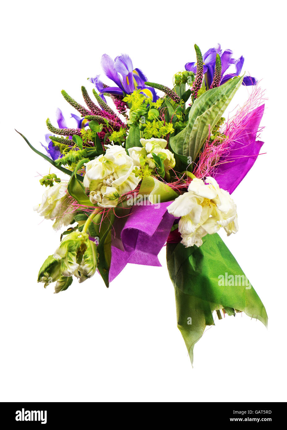 Beau bouquet de tulipes, iris, Veronica et autres fleurs isolé sur fond blanc. Banque D'Images