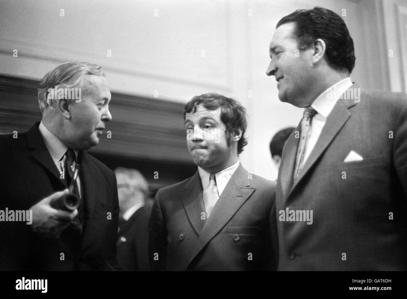 Jock Stein, directeur du Celtic, et Willie Henderson, joueur des Rangers de Glasgow, rencontrent le Premier ministre Harold Wilson lors d'une réception au 10 Downing Street. Stein vient d'être récompensé d'un CBE. Banque D'Images