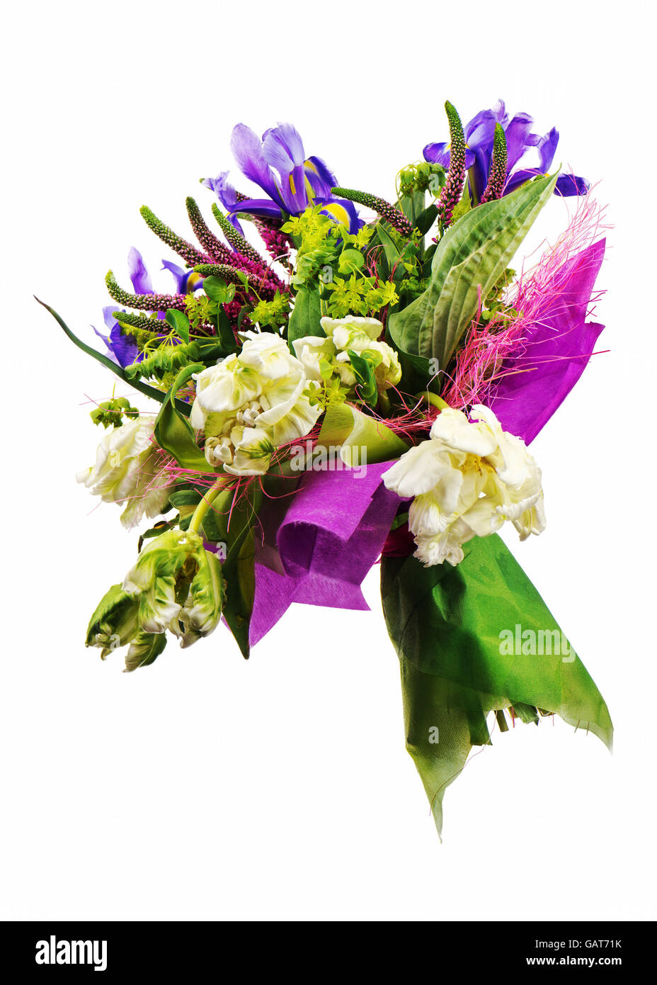 Beau bouquet de tulipes, iris, Veronica et autres fleurs isolé sur fond blanc. Banque D'Images