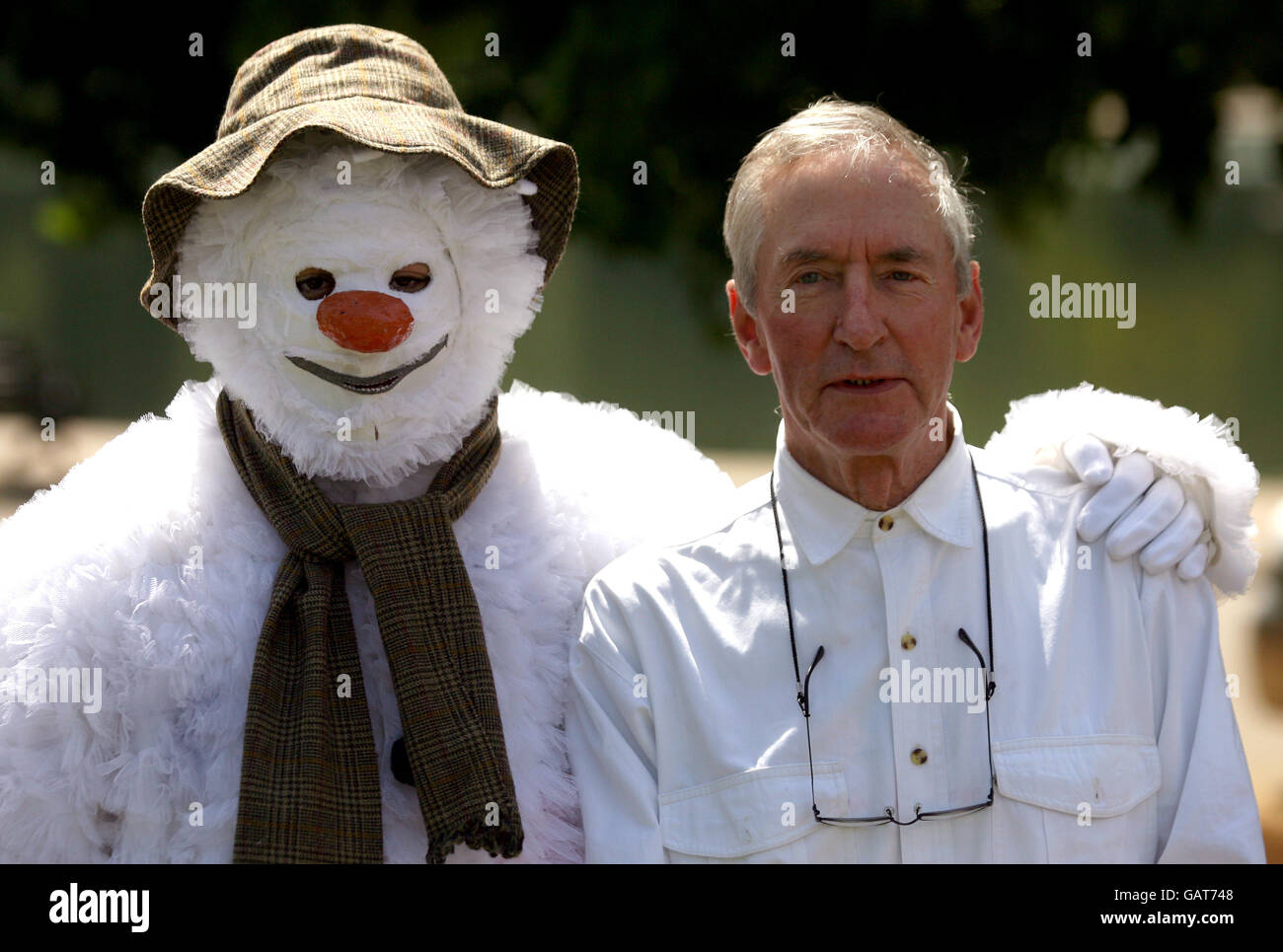 Transats de créateur à Hyde Park. Auteur Raymond Briggs pose pour les médias à Hyde Park Banque D'Images