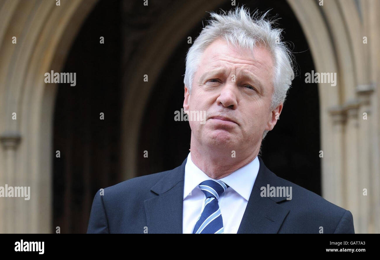 Le secrétaire de Shadow Home, David Davis, annonce sa décision de démissionner de ses fonctions de député à l'extérieur des chambres du Parlement, pour « prendre position » contre le plan de détention terroriste de 42 jours du gouvernement. Banque D'Images