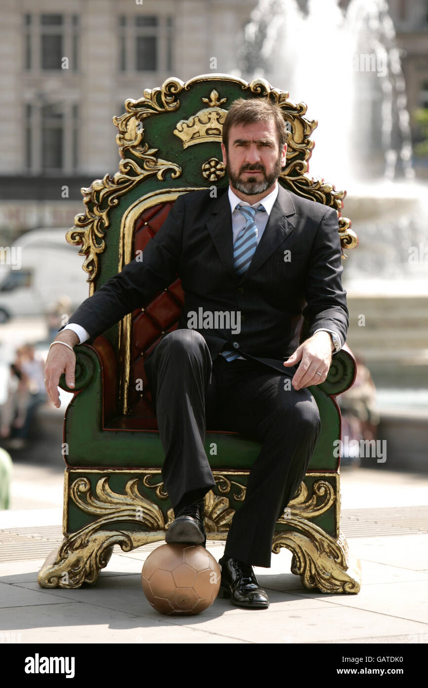 L'ancien footballeur Eric Cantona est assis sur un trône lors d'une séance photo pour dévoiler son dernier rôle en tant que « roi d'Angleterre » à Trafalgar Square, dans le centre de Londres. Banque D'Images