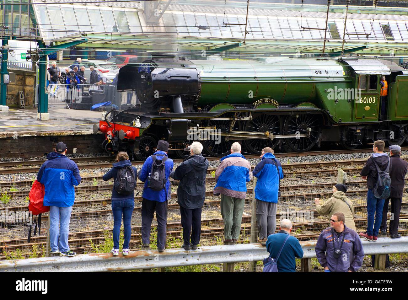 Passionné de train à vapeur de la photographie. LNER Classe A3 4-6-2 no 60103 Flying Scotsman. La gare de Carlisle, Carlisle, Cumbria. Banque D'Images
