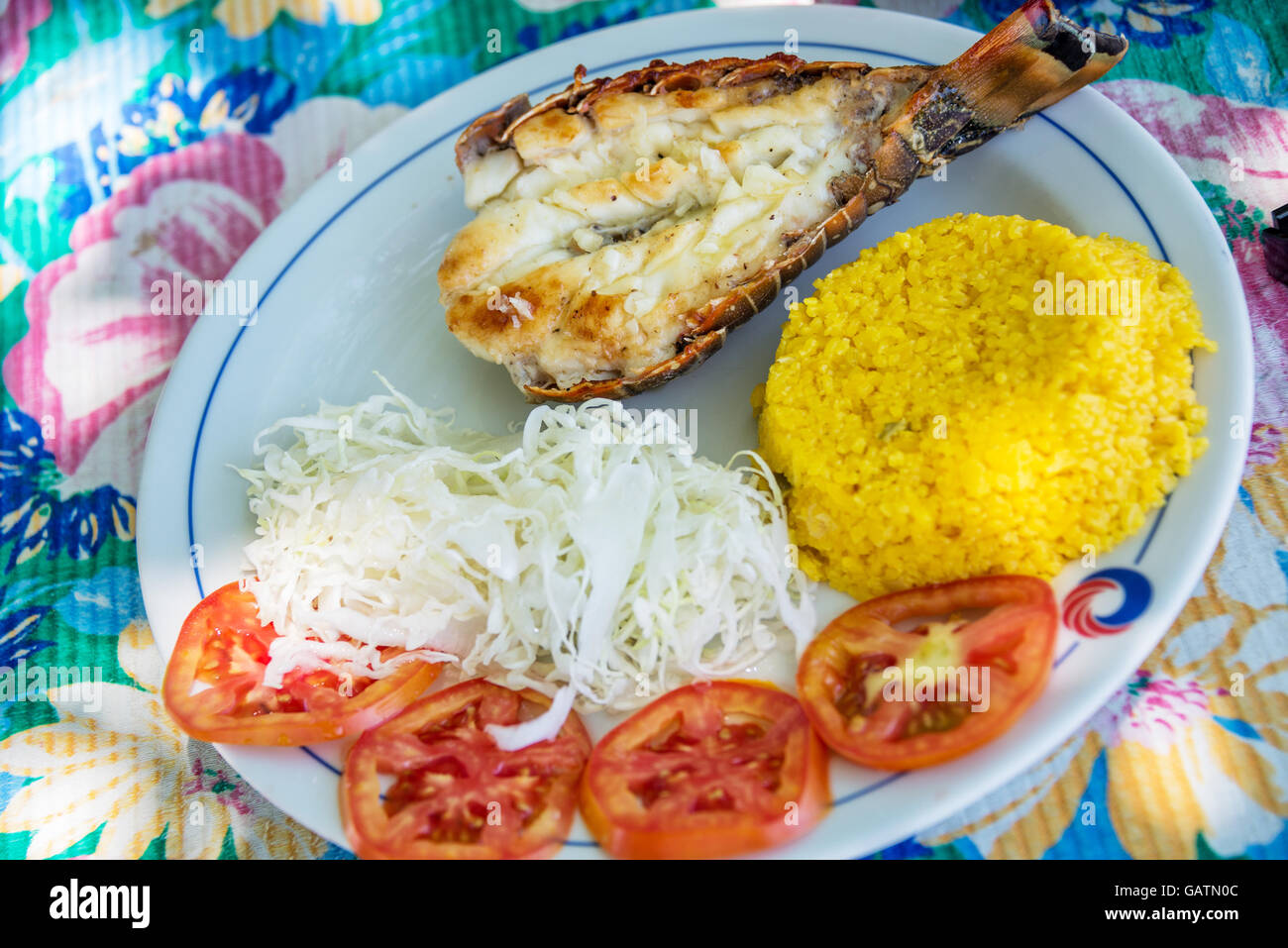 Homard grillé avec du riz et de la salade sur un restaurant de plage à Cuba Banque D'Images