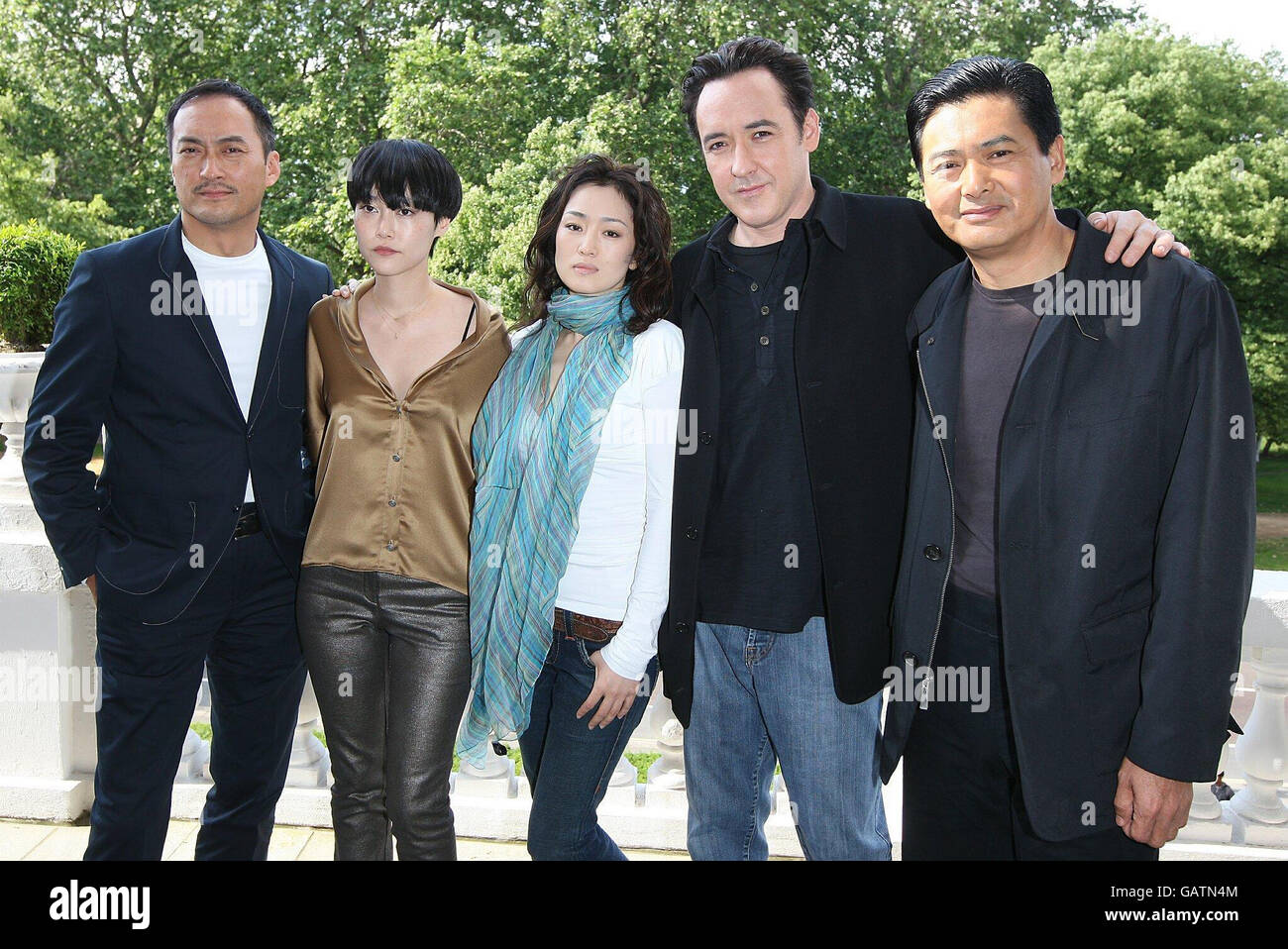(G-D) Ken Watanabe, Rinko Kikuchi, Gong Li, John Cusack et Chow Yun-Fat lors d'un photocall pour le nouveau film Shanghai à l'hôtel Mandarin Oriental de Londres. Banque D'Images