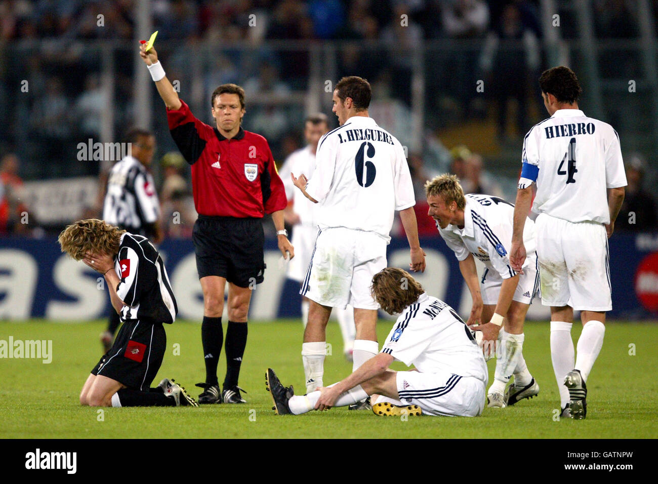Football - Ligue des champions de l'UEFA - semi finale - deuxième jambe - Juventus v Real Madrid.Le Pavel Nedved de Juventus est réservé par l'arbitre Urs Meier et manquera la finale Banque D'Images