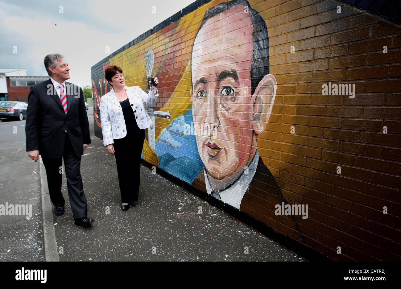 Le premier ministre de l'Irlande du Nord, Peter Robinson, et le député du Parti unioniste progressiste Dawn Pavis dévoilent officiellement le nouveau C.S. Murale Lewis à Dee Street, est de Belfast. Banque D'Images