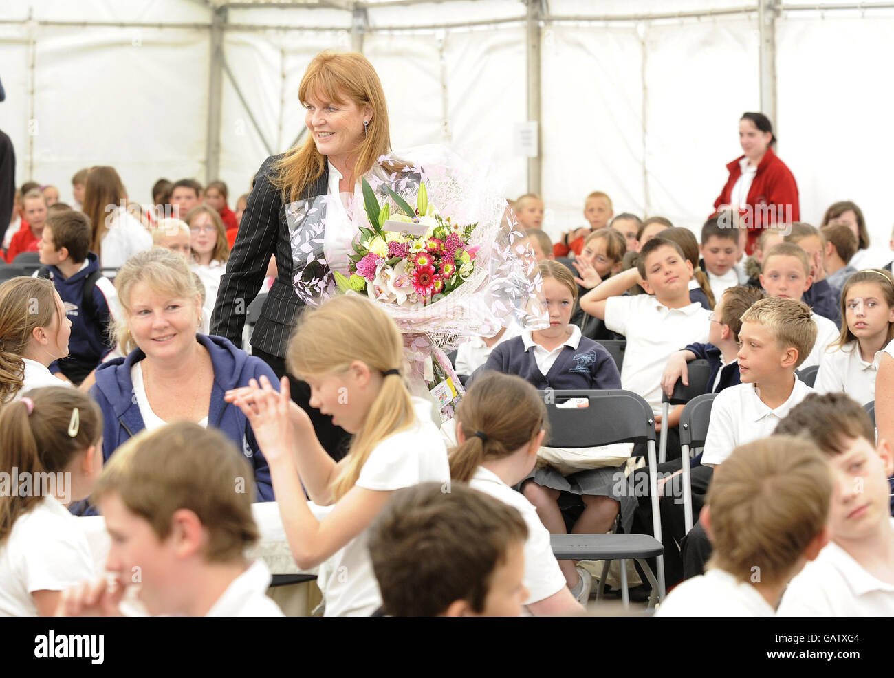 La duchesse de York rencontre aujourd'hui des écoliers tout en visitant un pique-nique d'écoles à East Park dans la ville de Hull. Elle a également passé du temps avec la famille Sargerson, qu'elle a rencontré pour la première fois tout en faisant son documentaire télévisé sur la saine alimentation, la Duchesse à Hull. Banque D'Images