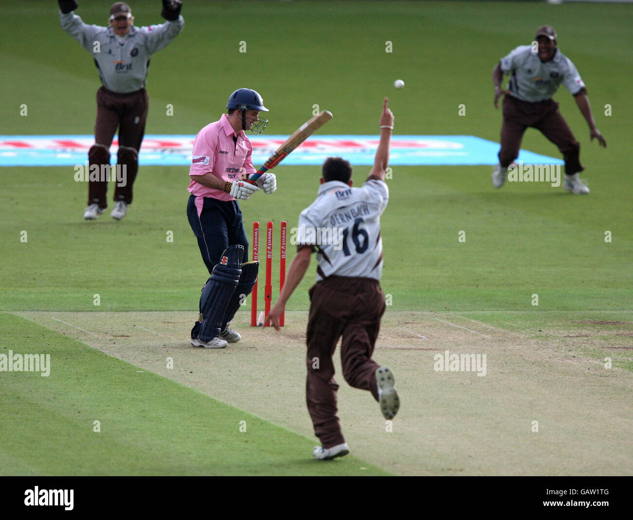 Cricket - Twenty20 Cup 2008 - Division Sud - Middlesex Crusaders v Surrey Brown Caps - Lord's.Andrew Strauss de Middlesex Crusaders est sous le charme de Jade Dernbach de Surrey Brown Caps. Banque D'Images