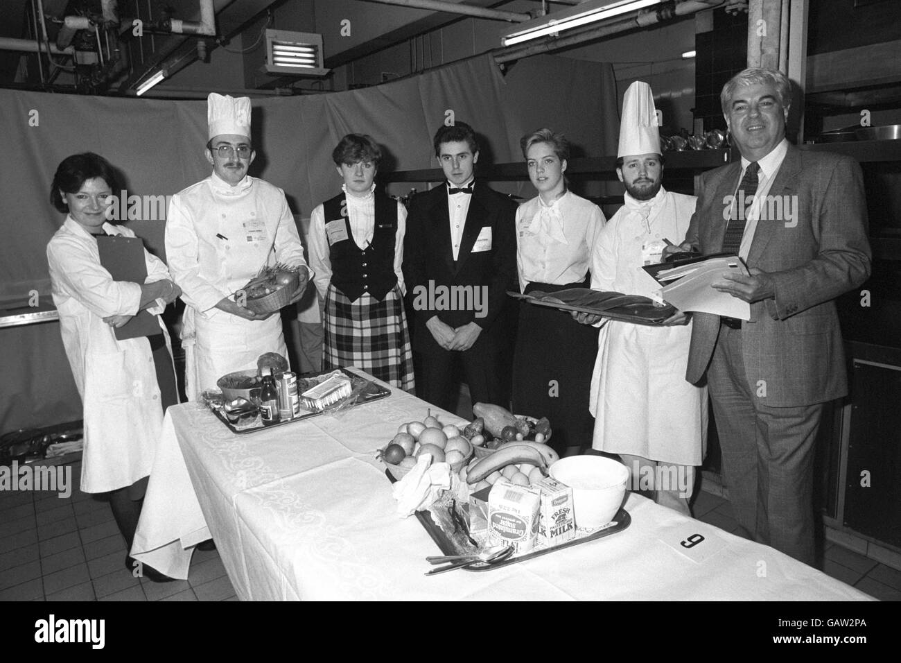 Certains des finalistes des concours du Jeune Chef de l'année et du Jeune serveur de l'année à l'Hôtel Grosvenor House, Londres. Avec eux sont des experts en cuisine Delia Smith, à gauche, et Robert Carrier, à droite. Les concurrents (chefs en blanc) sont de gauche, Stephen Duffield, Alison Packwood, David McCutcheon, Deborah Griffin et Richard Green. Banque D'Images