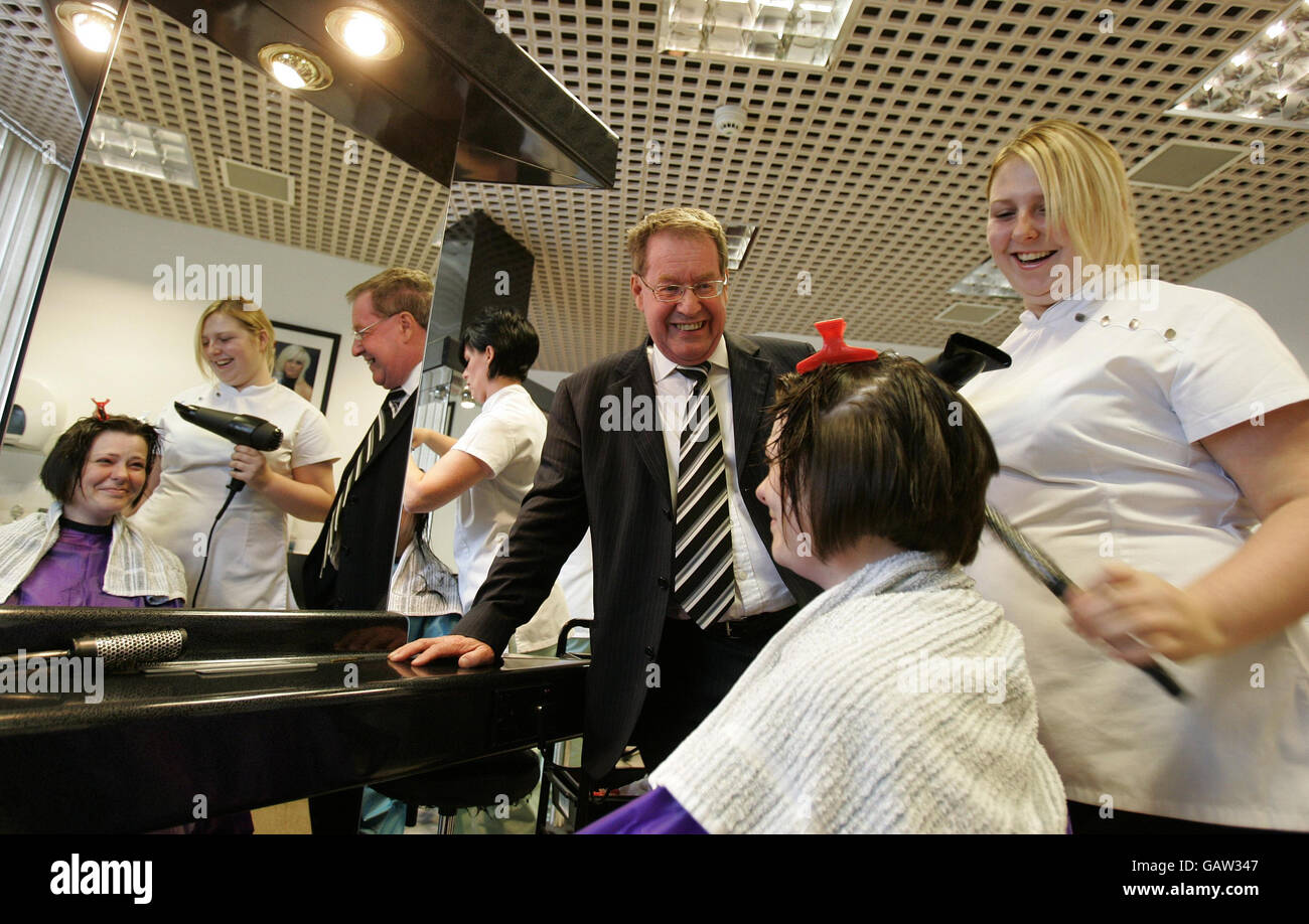 L'inspecteur en chef des prisons, le Dr Andrew McLellan, rencontre les prisonniers dans un salon de coiffure de l'édifice central de la prison de Cornton Vale à Stirling. Banque D'Images