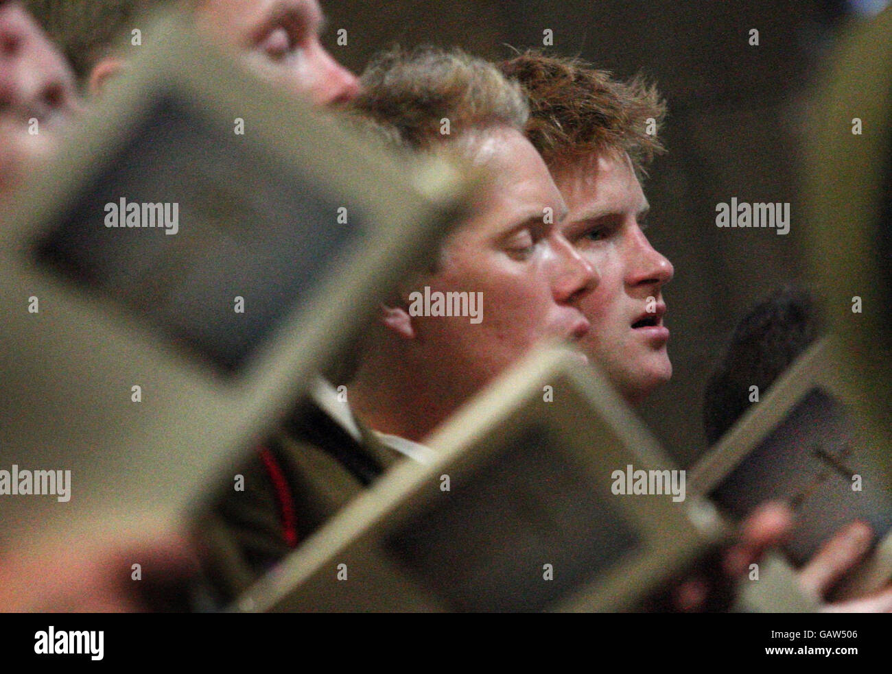 Le prince Harry à un service à St Gilles, Édimbourg, après un défilé militaire le long du Royal Mile, Édimbourg, pour honorer les troupes qui sont tombées pendant sa tournée en Afghanistan. Banque D'Images