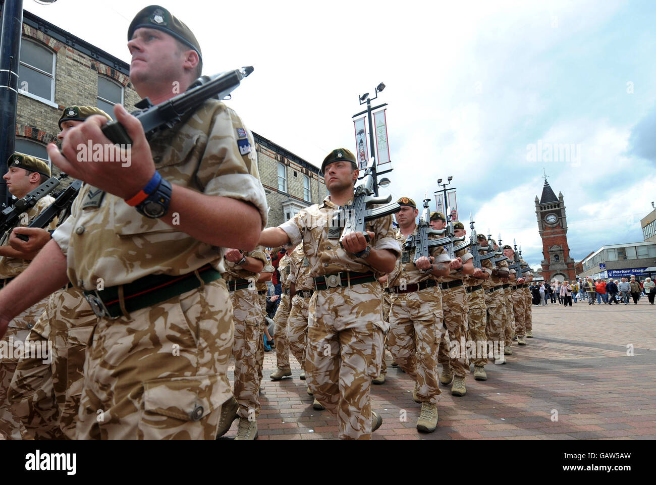 Les soldats du Yorkshire Regiment défilent dans les rues de Redcar où ils ont reçu la liberté de l'arrondissement après leur retour du déploiement en Afghanistan. Banque D'Images