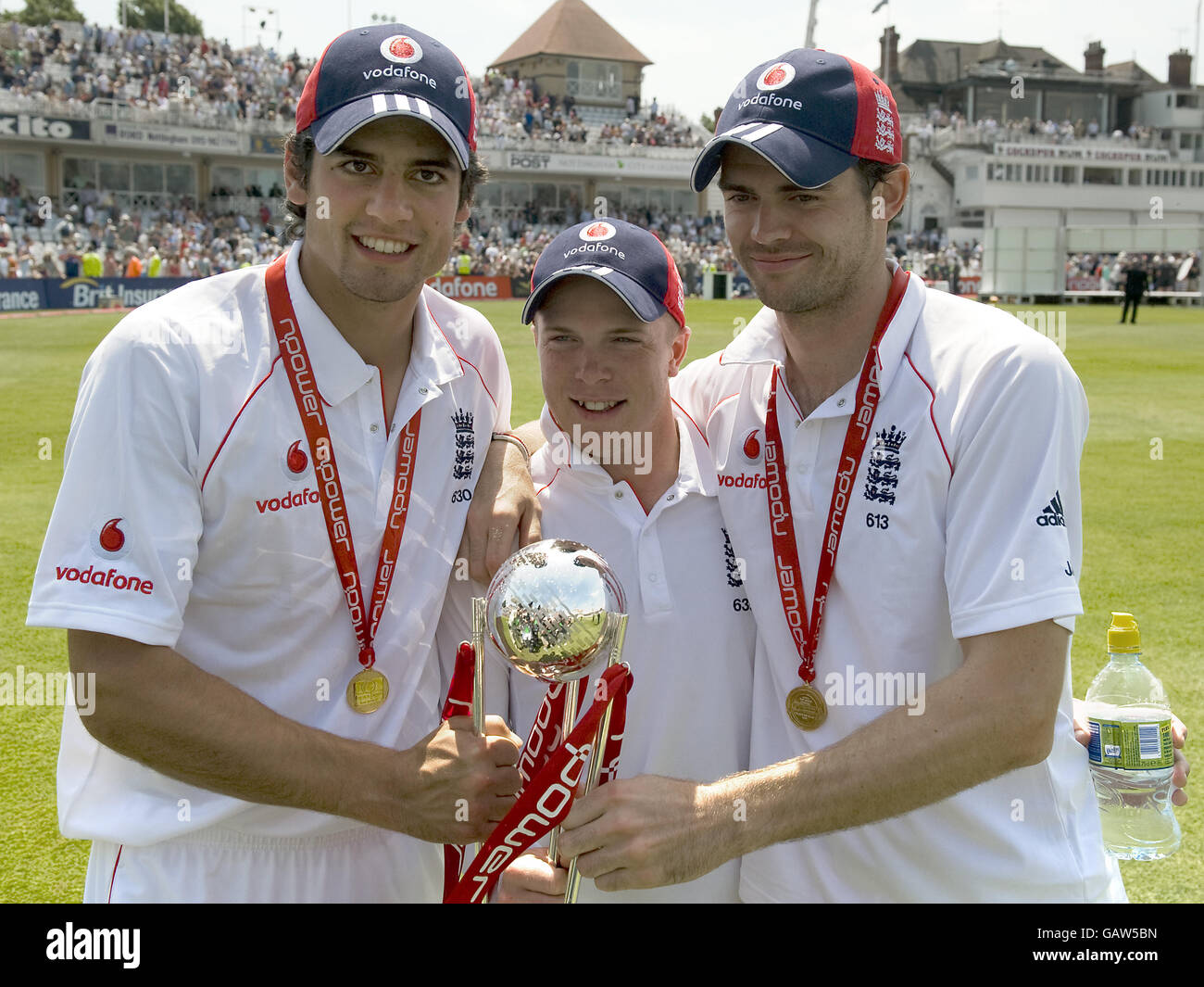 Alastair Cook en Angleterre, Tim Ambrose et James Anderson célèbrent avec le trophée npower après avoir battu la Nouvelle-Zélande Banque D'Images