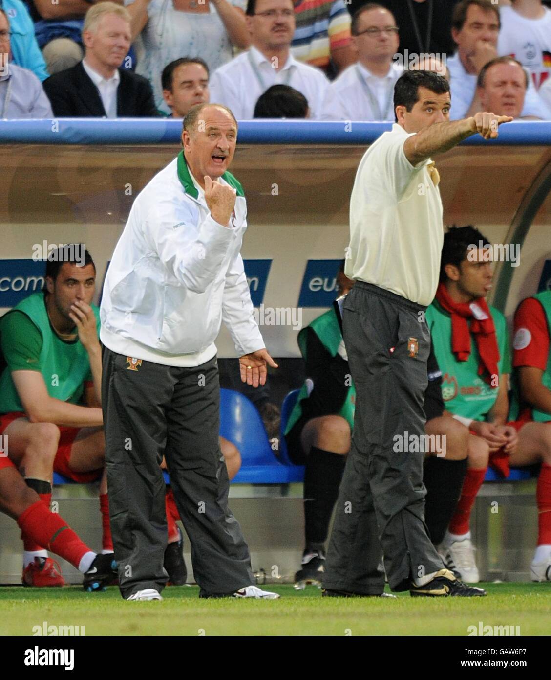 Football - Championnat d'Europe de l'UEFA 2008 - quart de finale - Portugal / Allemagne - St Jakob-Park.L'entraîneur portugais Luiz Felipe Scolari et son assistant Darlan Schneider (à droite) donnent des commandes sur la ligne de contact Banque D'Images