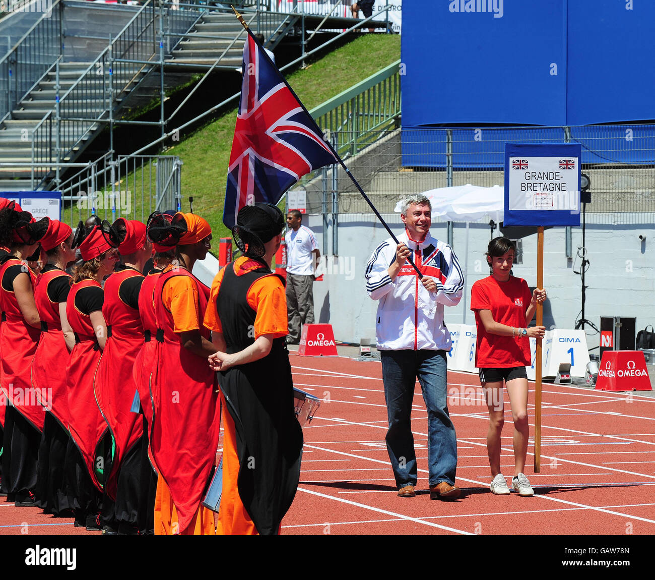 Jonathan Edwards, ancien champion du saut du monde et de la Triplle olympique, porte le drapeau de la Grande-Bretagne lors de la cérémonie d'ouverture de la coupe d'Europe Spar à Annecy, en France. Banque D'Images