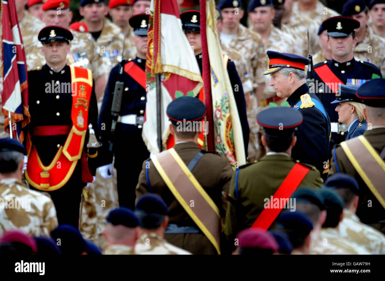 Le Prince de Galles passe des soldats après avoir prononcé un discours lors d'un spectacle à la parade des gardes à cheval alors que l'Armée territoriale célèbre 100 ans de service. Banque D'Images
