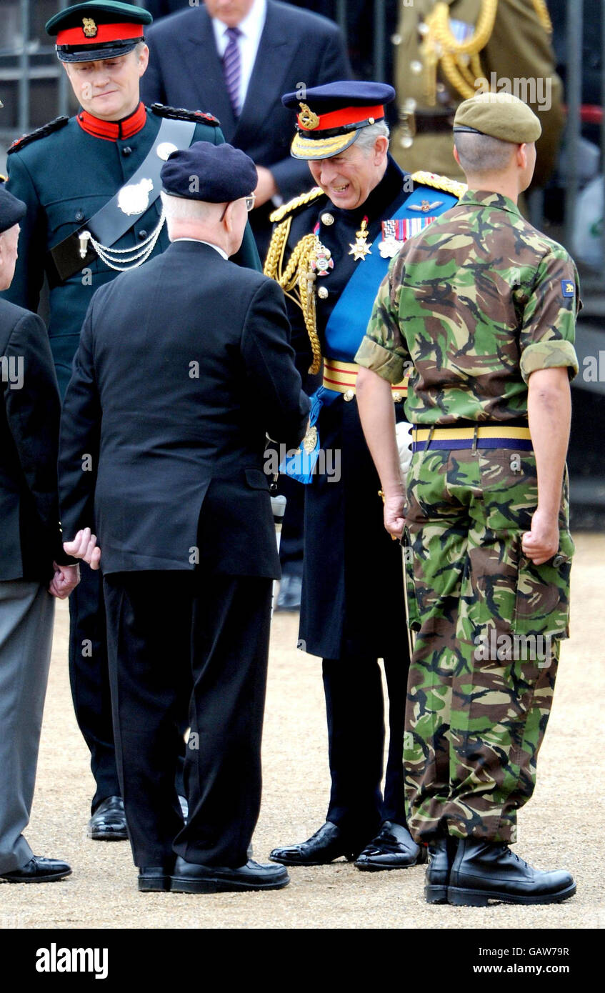 Le Prince de Galles rencontre le sergent Walter Harris, 87 ans, lauréat de la Médaille militaire lors d'un spectacle à Horse Guards Parade, alors que l'Armée territoriale célèbre 100 ans de service. Banque D'Images