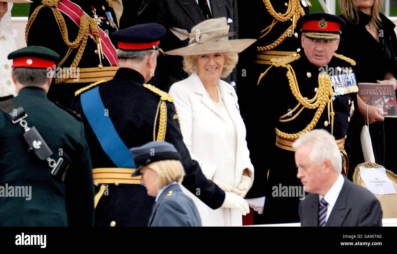 La duchesse de Cornwall salue le prince de Galles lorsqu'il revient au dais après avoir prononcé un discours lors d'un spectacle à Horse Guards Parade alors que l'armée territoriale célèbre 100 ans de service. Banque D'Images