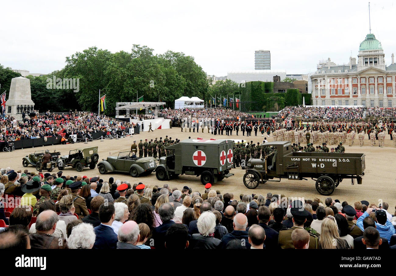 L'armée territoriale célèbre 100 ans de service avec un spectacle à Horse Guards Parade auquel participent le prince de Galles, la duchesse de Cornwall et des milliers de monuments territoriaux. Banque D'Images