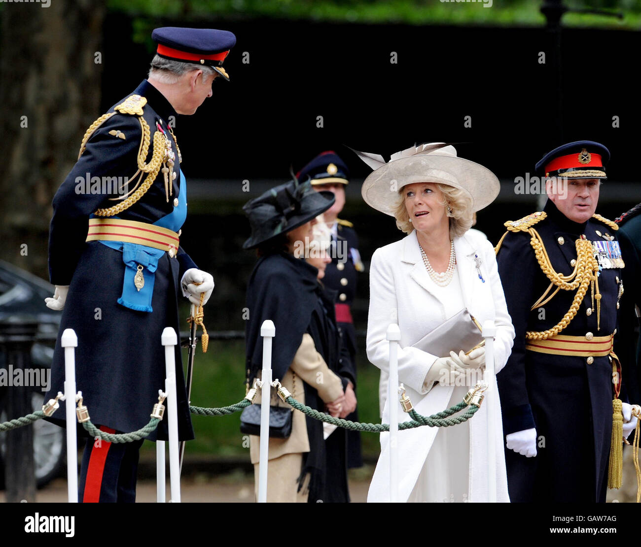 Le Prince de Galles parle avec la duchesse de Cornwall avant de prendre le salut alors que l'Armée territoriale marche le Mall pour la première fois pendant les célébrations de marquer 100 ans de service de l'Armée territoriale. Banque D'Images