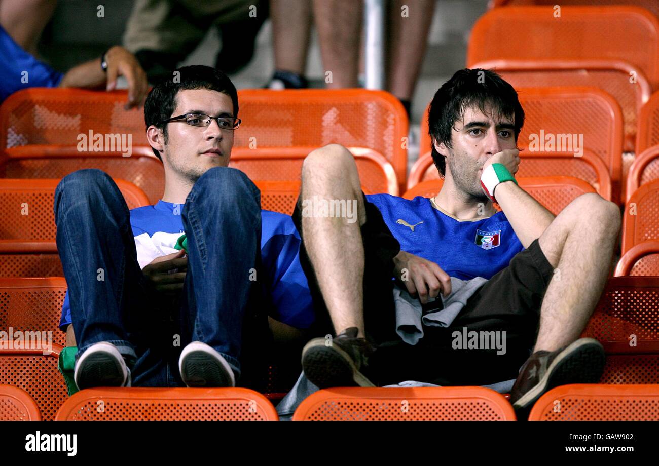 Football - UEFA European Championship 2008 - quart de finale - Espagne / Italie - Ernst Happel Stadium. Après le match, les fans italiens ont été déprimés dans les tribunes Banque D'Images