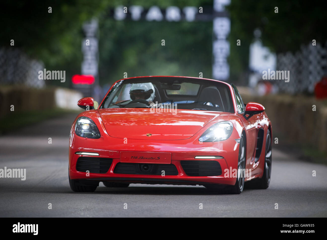 Une Porsche 718 Boxster S durs sur la colline pendant le Super voiture courir à la Goodwood Festival of Speed 2016 Banque D'Images