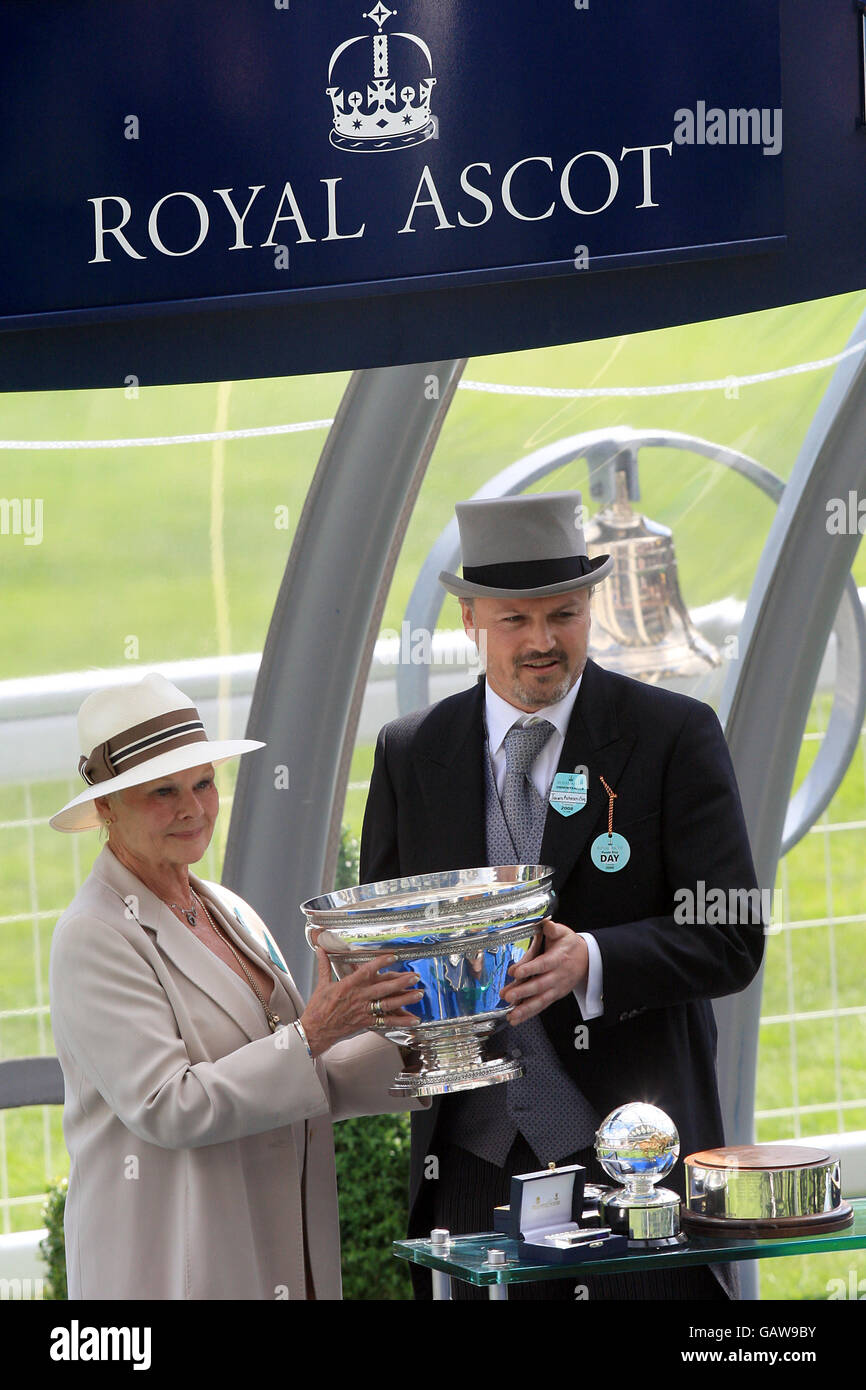 Dame Judi Dench (l) présente le propriétaire James Acheson Trophée pour les enjeux du stand du roi après son cheval Equiano Victoires à Royal Ascot Banque D'Images