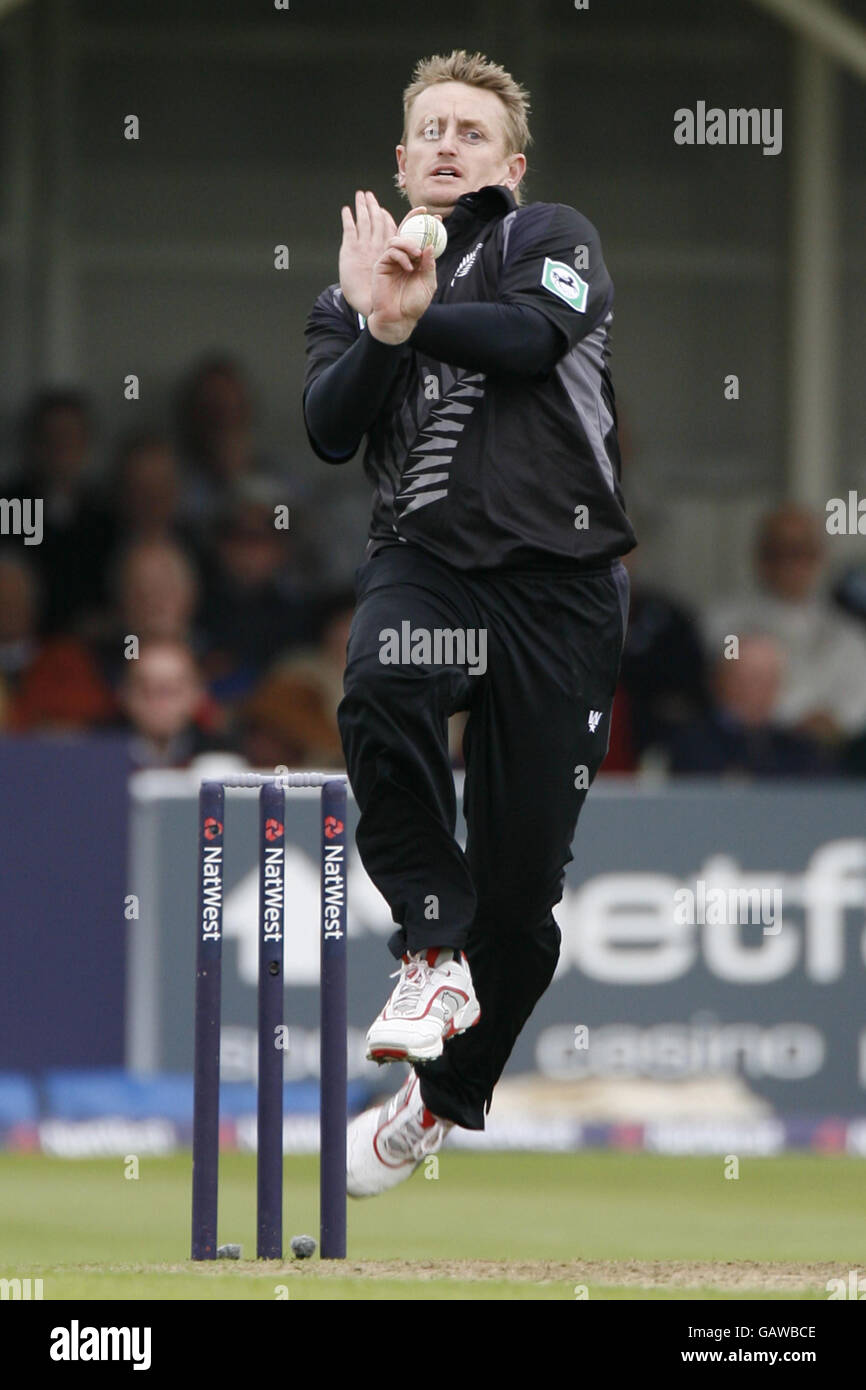 Scott Styris, de Nouvelle-Zélande, s'attarde à l'occasion de la NatWest Series One Day International à Edgbaston, Birmingham. Banque D'Images