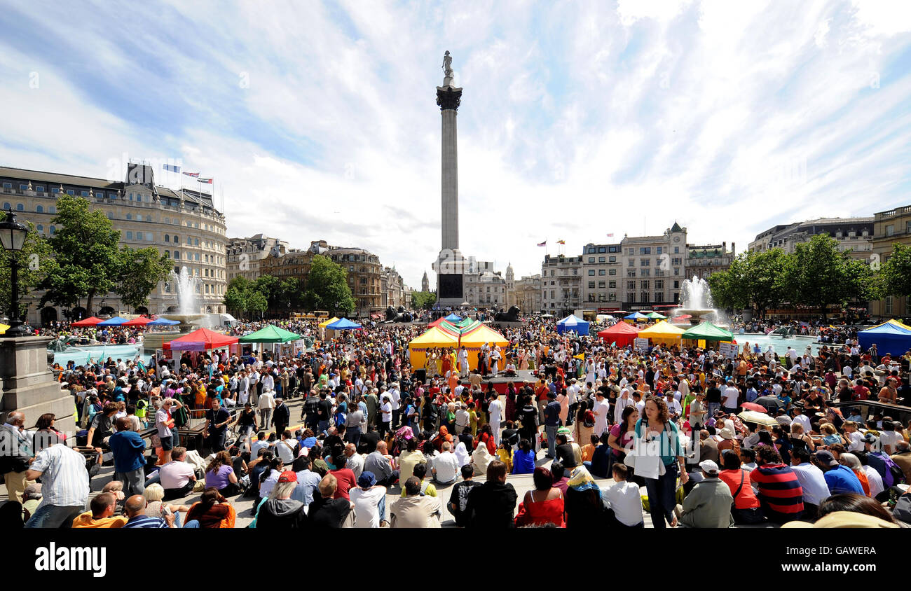 Les fidèles se rassemblent à Trafalgar Square après avoir participé au 40ème festival Rathayatra dans le centre de Londres, où trois chars en bois de 40 mètres de haut aux couleurs vives sont tirés à la main de Hyde Park à Trafalgar Square. Banque D'Images