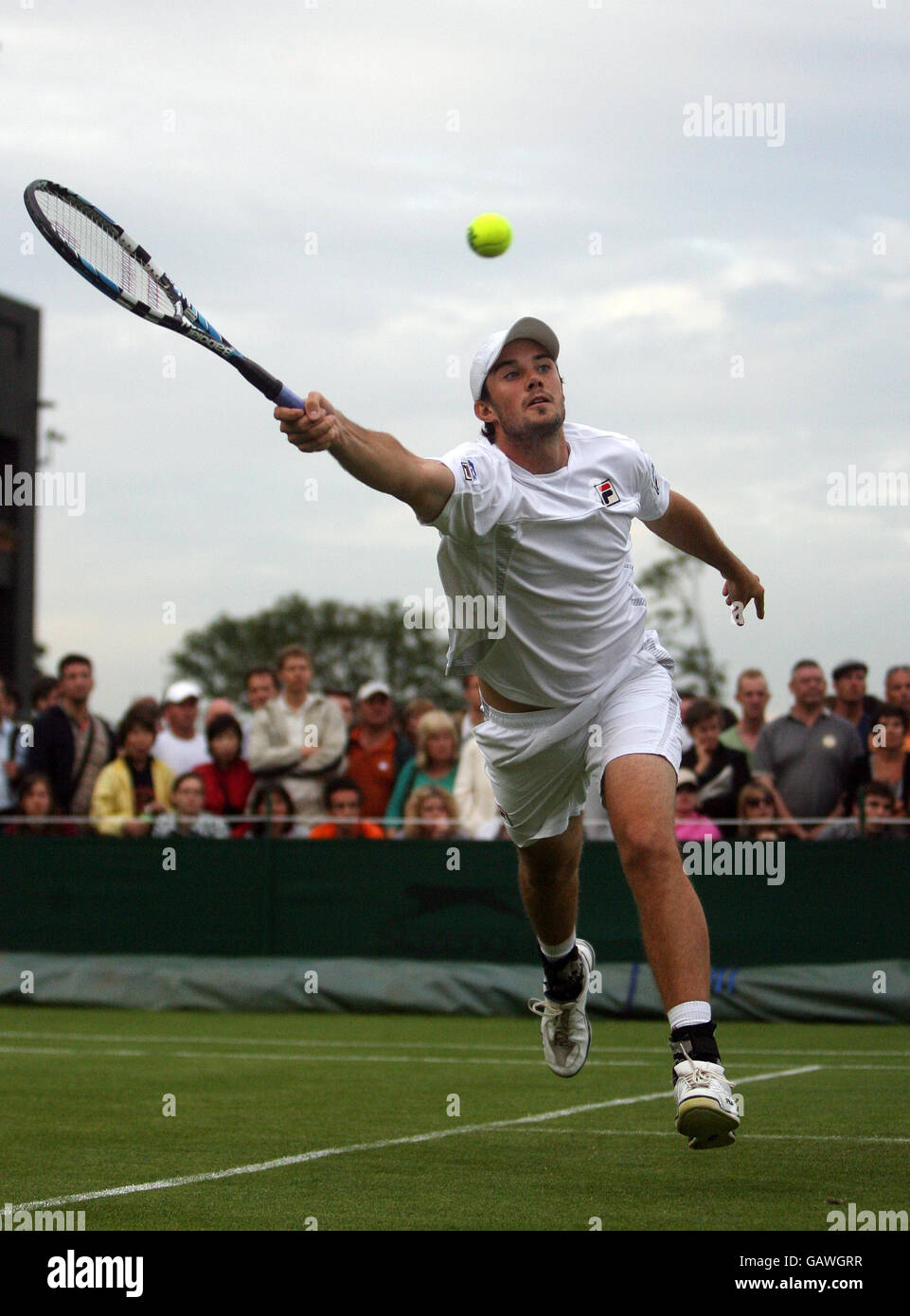 Chris Eaton, en Grande-Bretagne, est en action lors des championnats de Wimbledon 2008 au All England tennis Club de Wimbledon. Banque D'Images