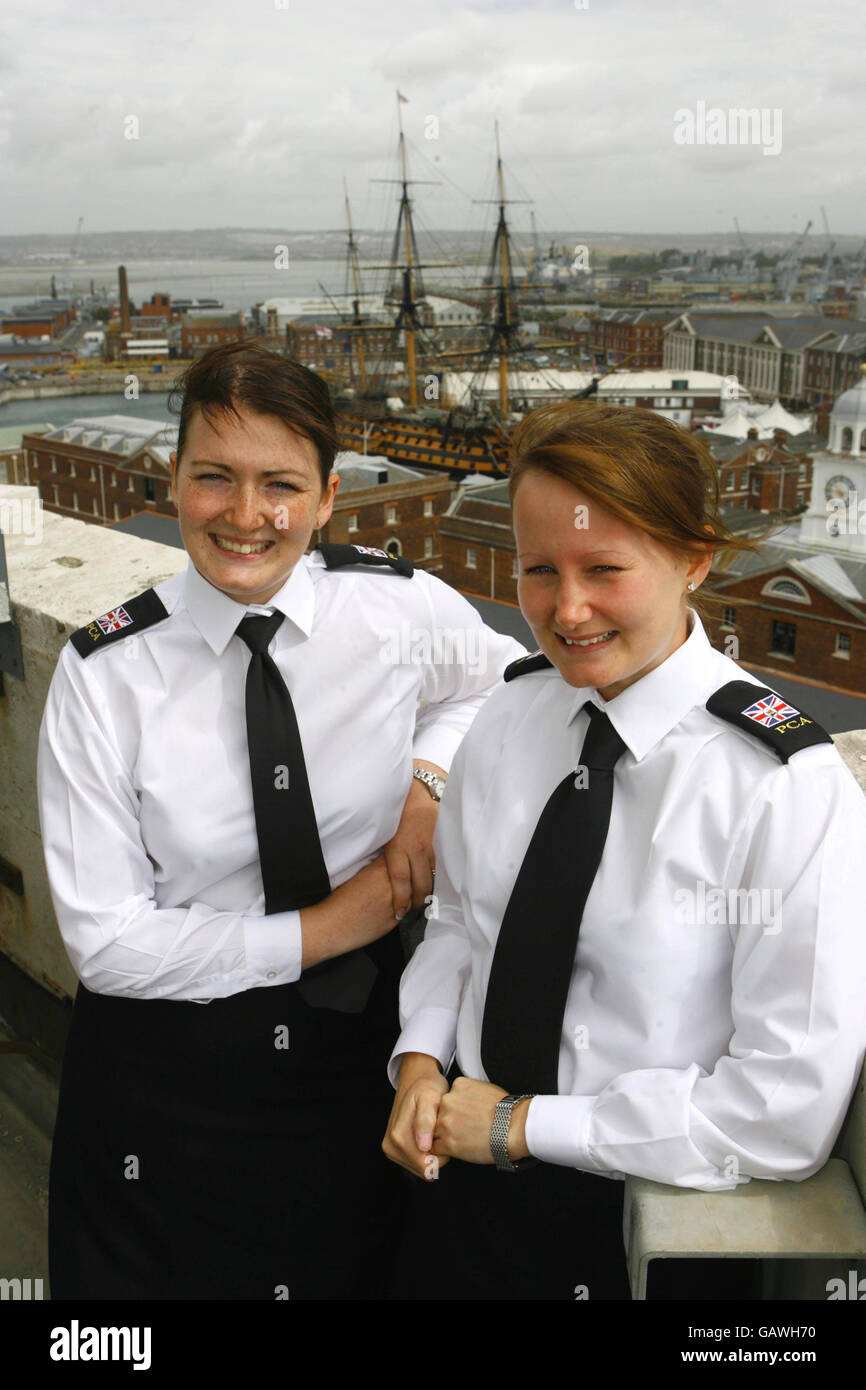 Samantha Clutton (à droite) et Claire Thompson, qui ont été nommées par la Royal Navy pour contrôler la navigation dans l'un des ports les plus achalandés du Royaume-Uni pour la première fois depuis 814 ans. Banque D'Images