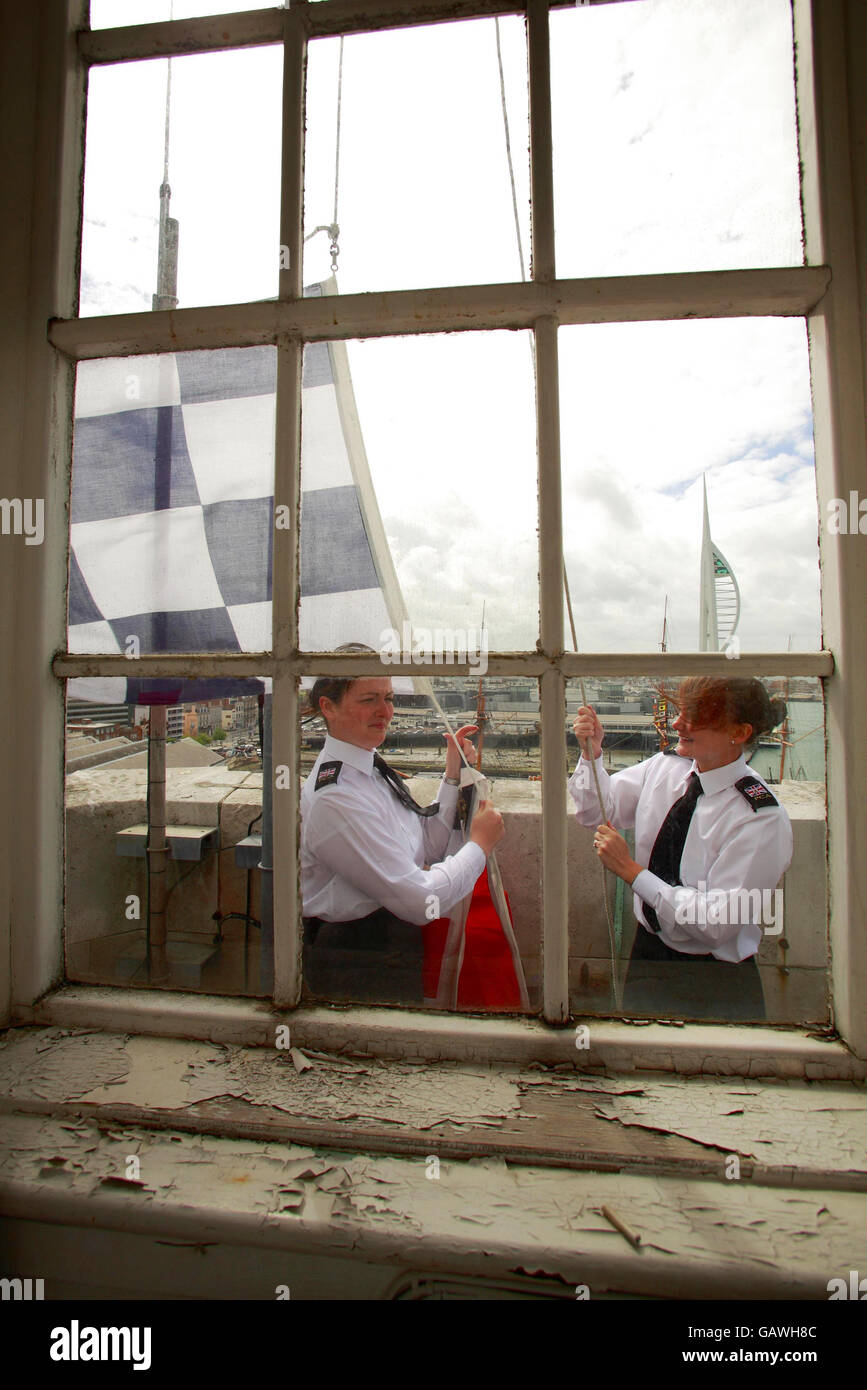 Samantha Clutton (à droite) et Claire Thompson ramonent le signal du commandant de la base navale au sommet de la tour Semaphore, dans le chantier naval de Portsmouth.La paire a été nommée par la Royal Navy pour contrôler la navigation dans l'un des ports les plus achalandés du Royaume-Uni pour la première fois depuis 814 ans. Banque D'Images