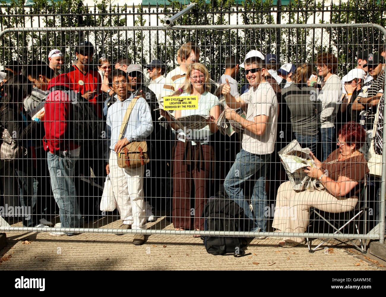 Les spectateurs se pressent pour entrer dans l'arène pendant les championnats de Wimbledon 2008 au All England tennis Club de Wimbledon. Banque D'Images