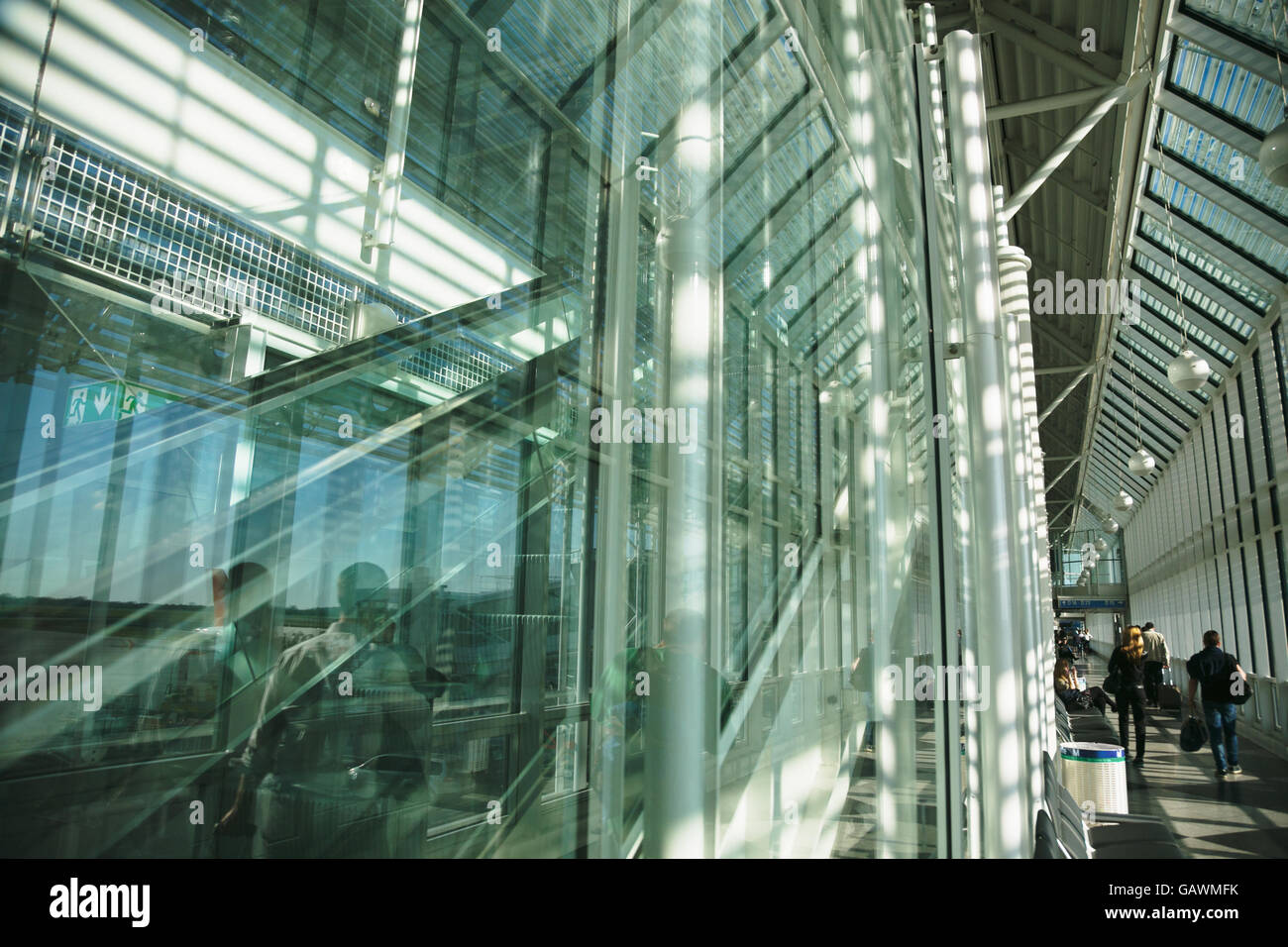 Les touristes à l'aéroport Banque D'Images