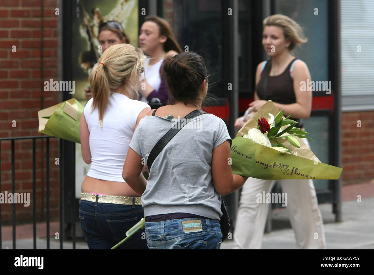 Des fleurs sont portées sur la scène où Ben Kinsella a été poignardé à mort vers 2h ce matin, pendant une rangée avec un groupe de jeunes à Islington, dans le nord de Londres. Banque D'Images