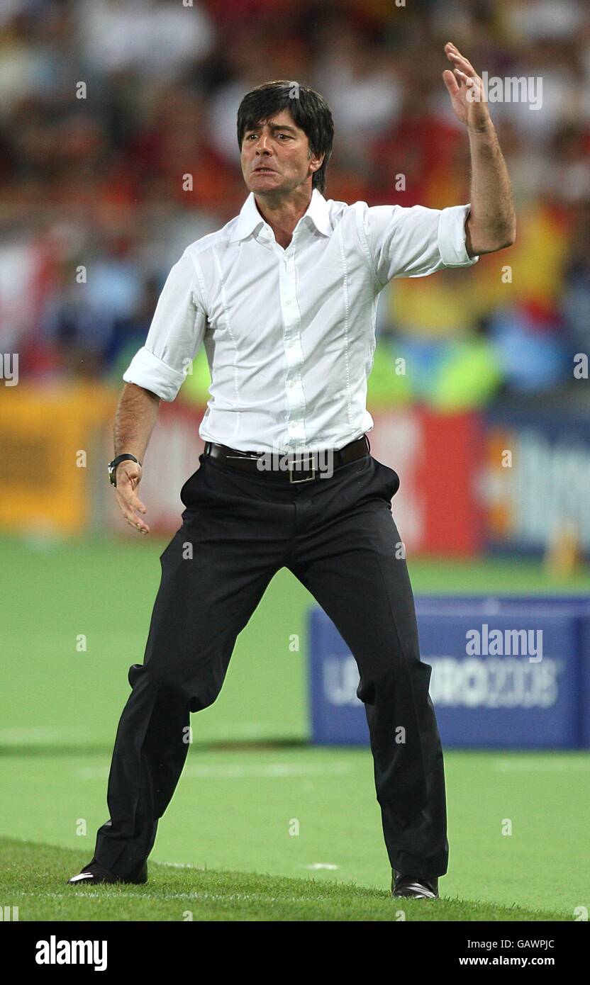 Football - UEFA European Championship 2008 - final - Allemagne / Espagne - Ernst Happel Stadium.L'entraîneur de l'Allemagne Joachim Low sur la ligne de contact Banque D'Images