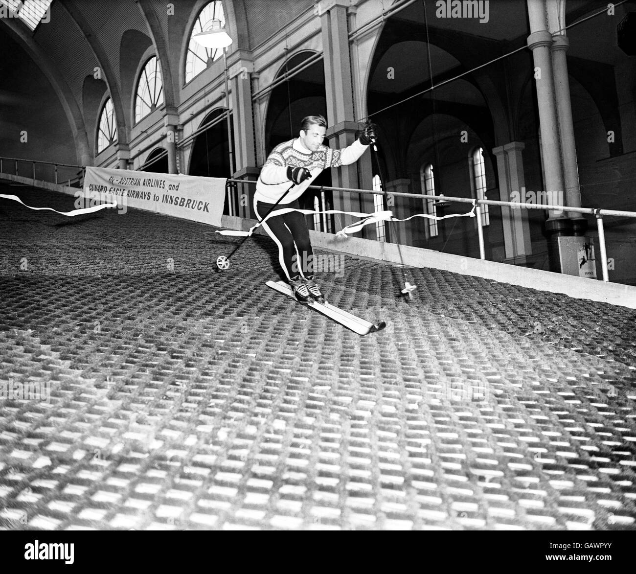 Karl Schranz brise une bande sur le plus grand intérieur au monde piste de ski pour ouvrir officiellement l'exposition Banque D'Images