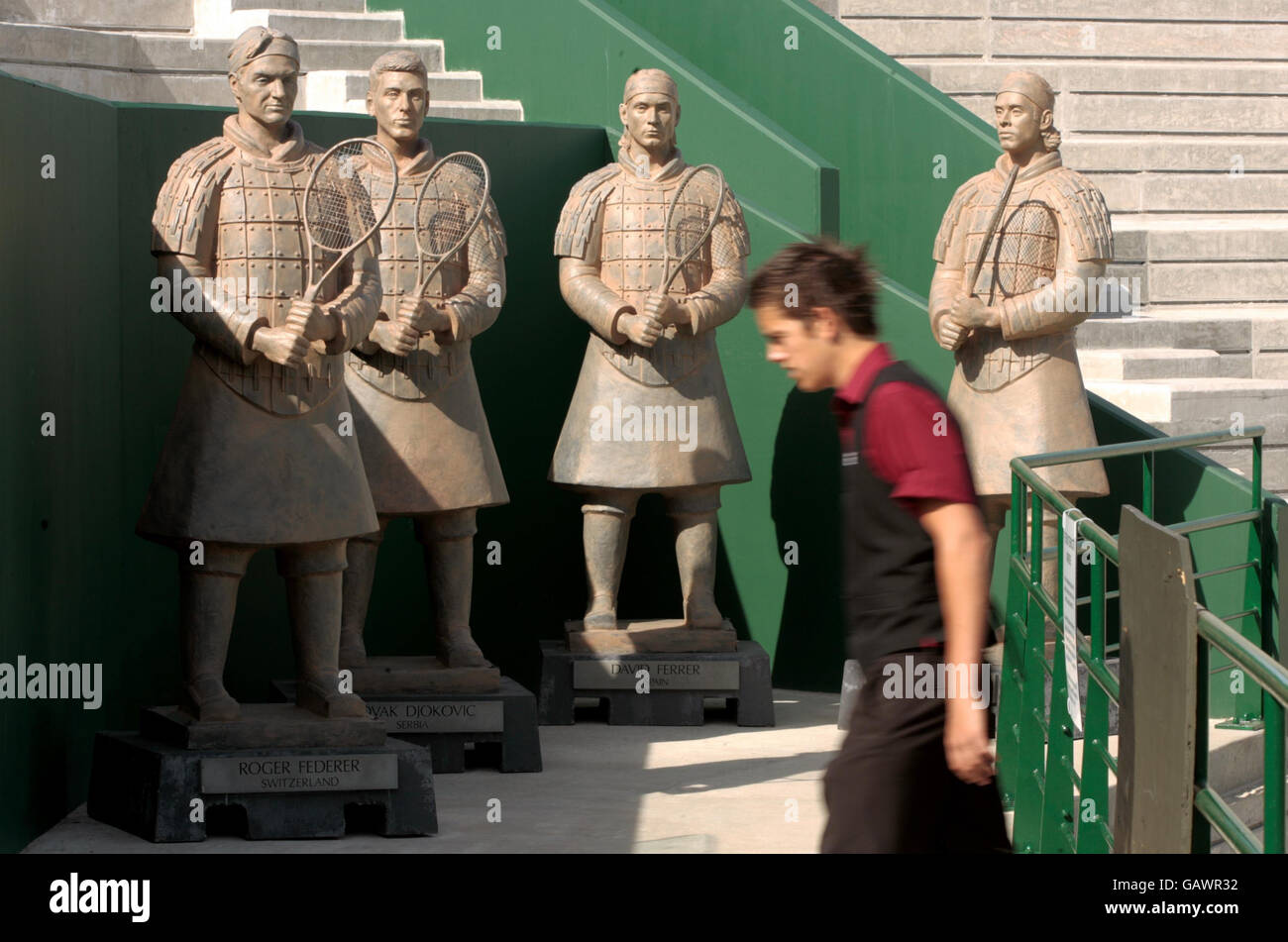 Un homme passe devant les statues de Roger Federer, Novak Djokovic, David Ferrer et Fernando Gonzalez sur le nouveau court 2, qui ouvrira l'année prochaine, lors des championnats de Wimbledon 2008 au All England tennis Club de Wimbledon. Banque D'Images