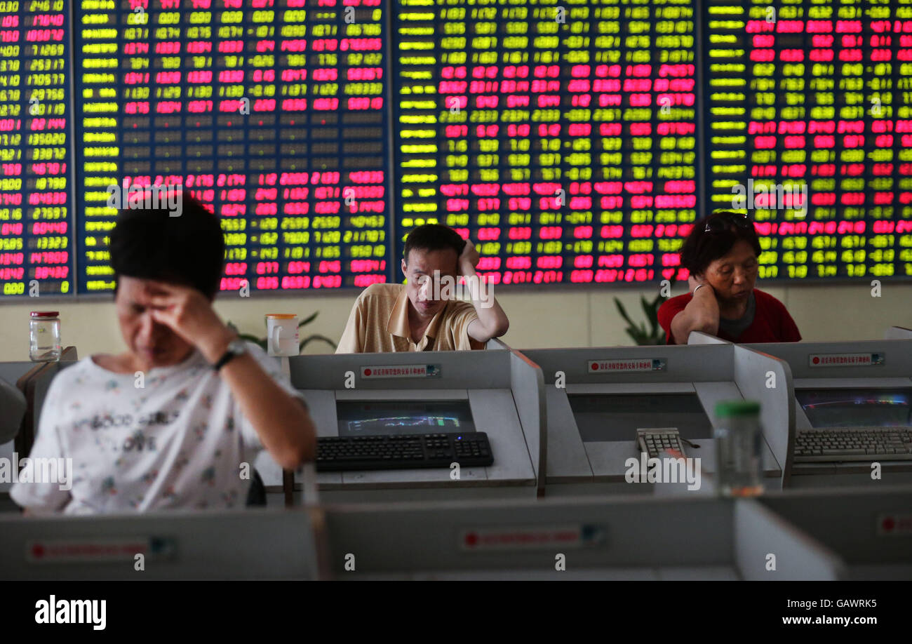 (160705) -- BEIJING, 5 juillet 2016 (Xinhua) -- Les investisseurs en choisissant un stock trading hall à Nantong, Province du Jiangsu en Chine de l'Est, le 5 juillet 2016. Les stocks chinois mixte fermé le mardi, avec l'indice Shanghai Composite Index de 0,6  %, à 3 006,39 points. Le plus petit indice Shenzhen fermé 0,07  % inférieur à 10 602,77 points. (Xinhua/Xu) Congjun (WX) Banque D'Images