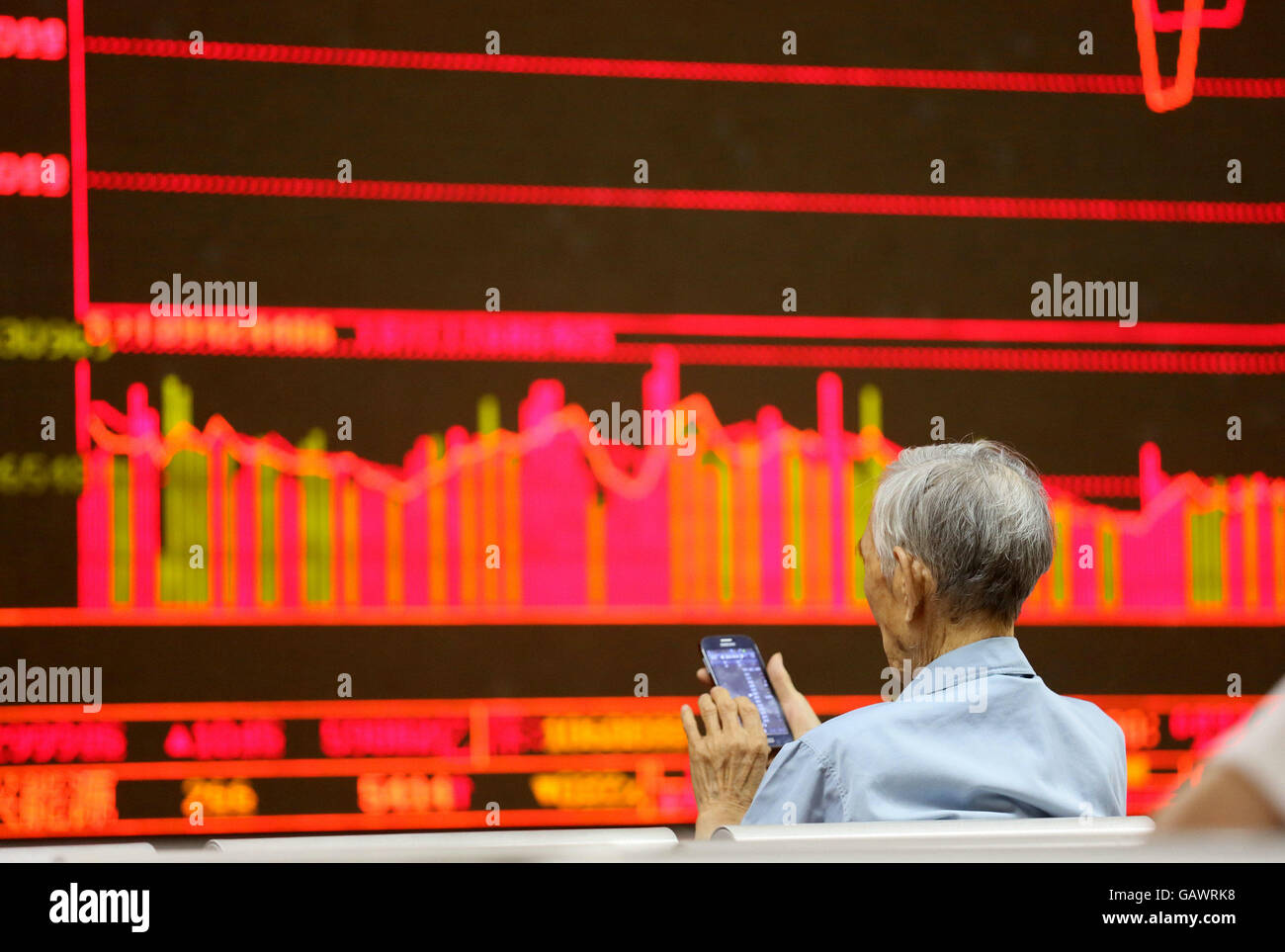 (160705) -- BEIJING, 5 juillet 2016 (Xinhua) -- Un investisseur reste à un stock trading hall à Beijing, capitale de la Chine, le 5 juillet 2016. Les stocks chinois mixte fermé le mardi, avec l'indice Shanghai Composite Index de 0,6 %, à 3 006,39 points. Le plus petit indice Shenzhen fermé 0,07 % inférieur à 10 602,77 points. (Xinhua) (WX) Banque D'Images