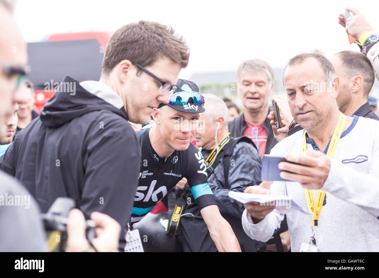 Saumur, France. 5e juillet, 2016. Saumur, France. 5e juillet, 2016. Chris Froome entouré par la presse au départ du Tour de France à Saumur, France. Credit : Julian Elliott/Alamy Live News Banque D'Images