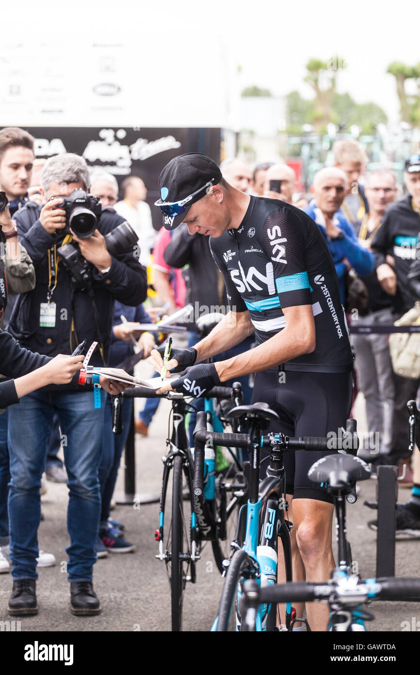 Saumur, France. 5e juillet, 2016. Chris Froome, signe des autographes au début de la 103e édition du Tour de France à Saumur, France. Credit : Julian Elliott/Alamy Live News Banque D'Images